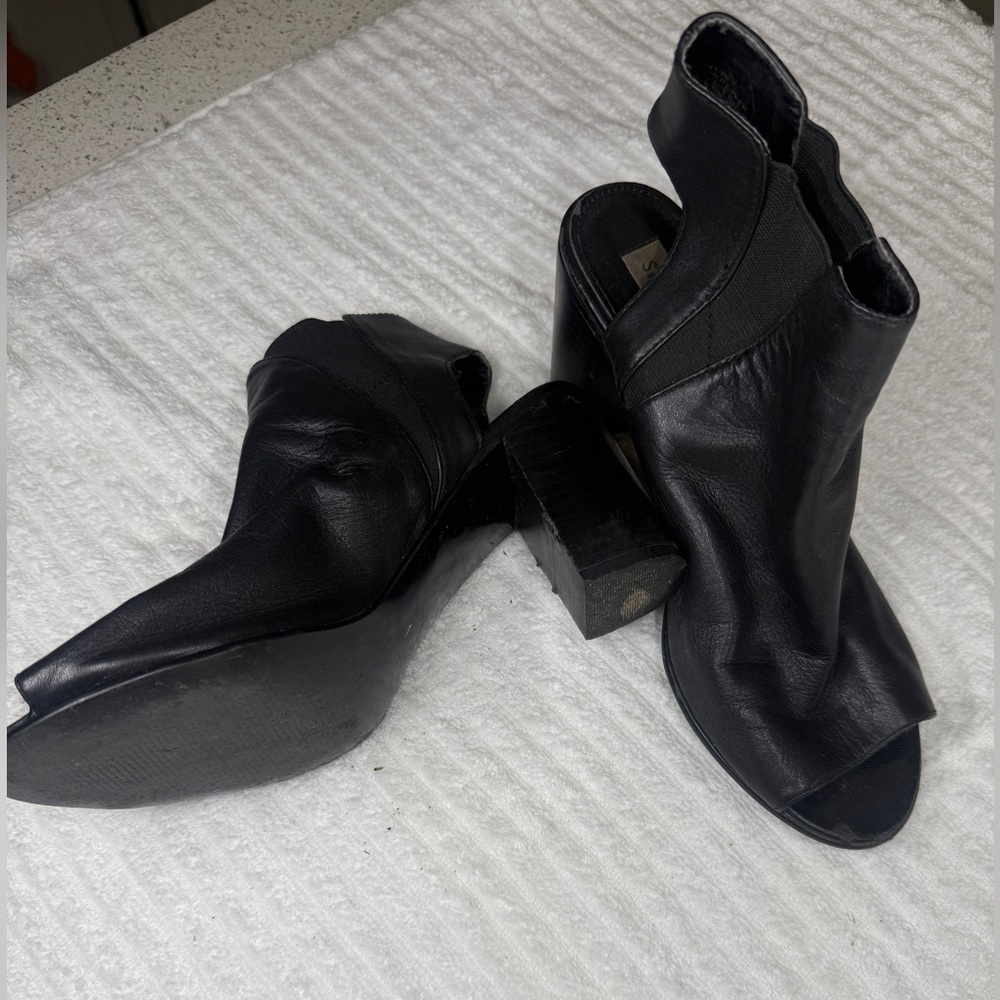 WOMANS Black Leather Heel